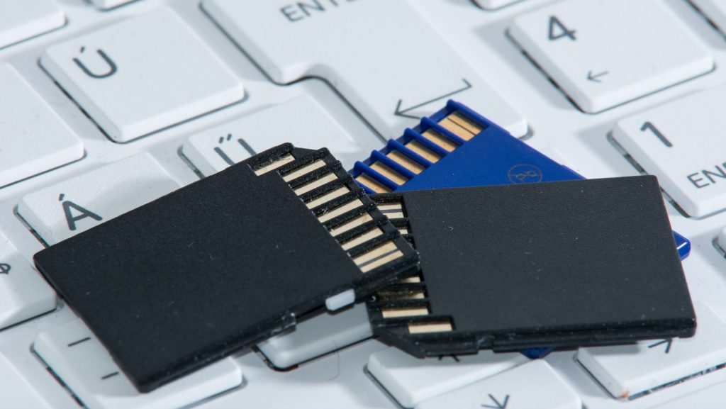 how to insert an sd card into a laptop